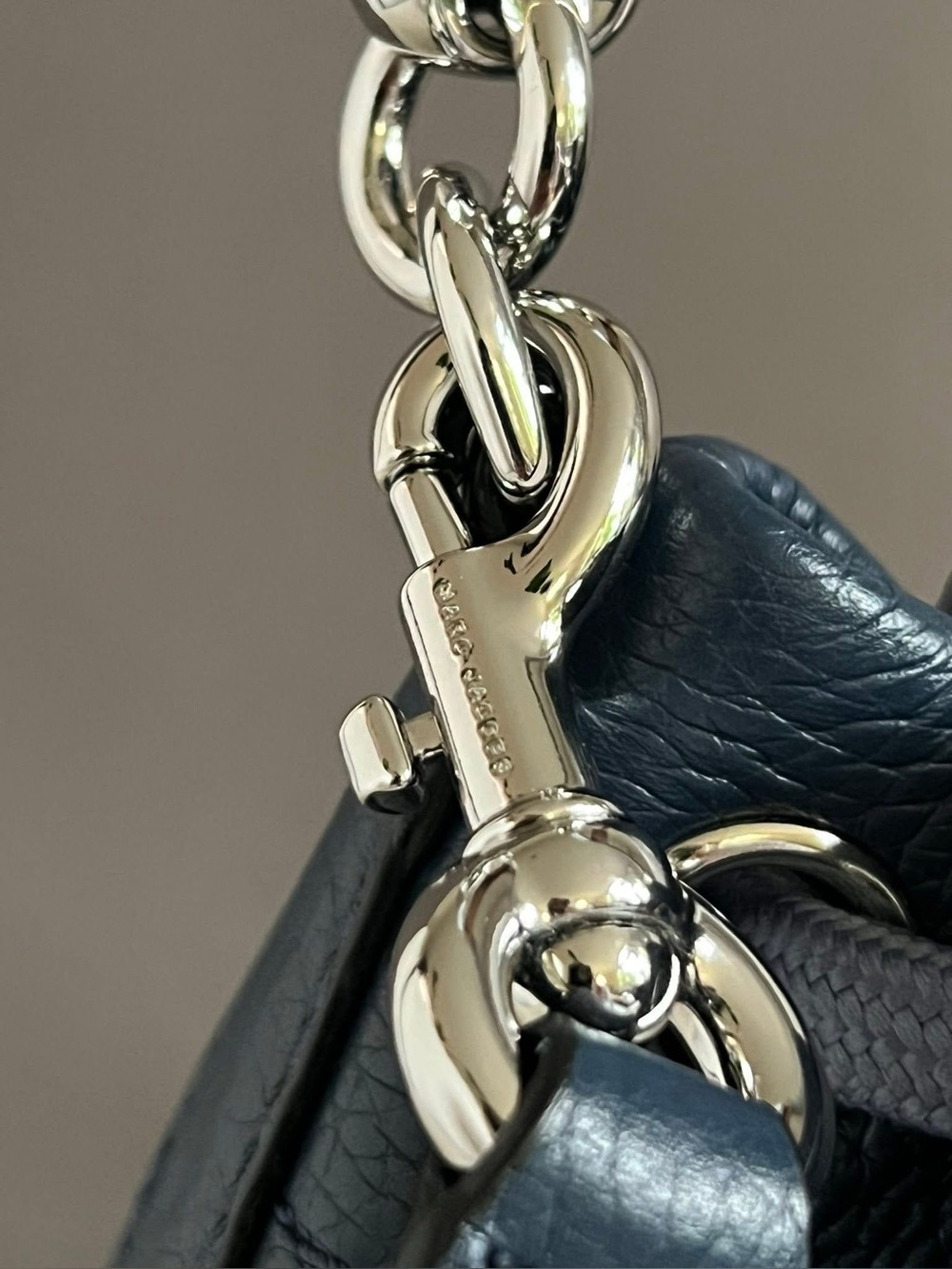 H652L01PF22 - Marc Jacobs The Leather Bucket Bag - Picture 5 of 16